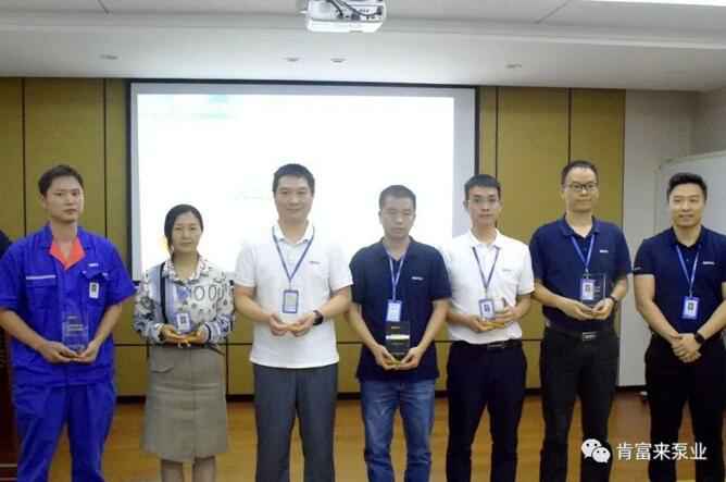 hgα030皇冠(中国)科技有限公司陈迪总经理为突出贡献团队代表颁奖